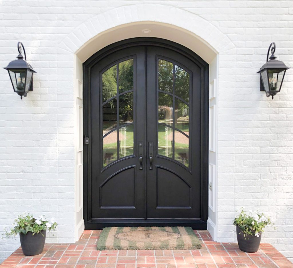 Double door entryway with traditional handlesets